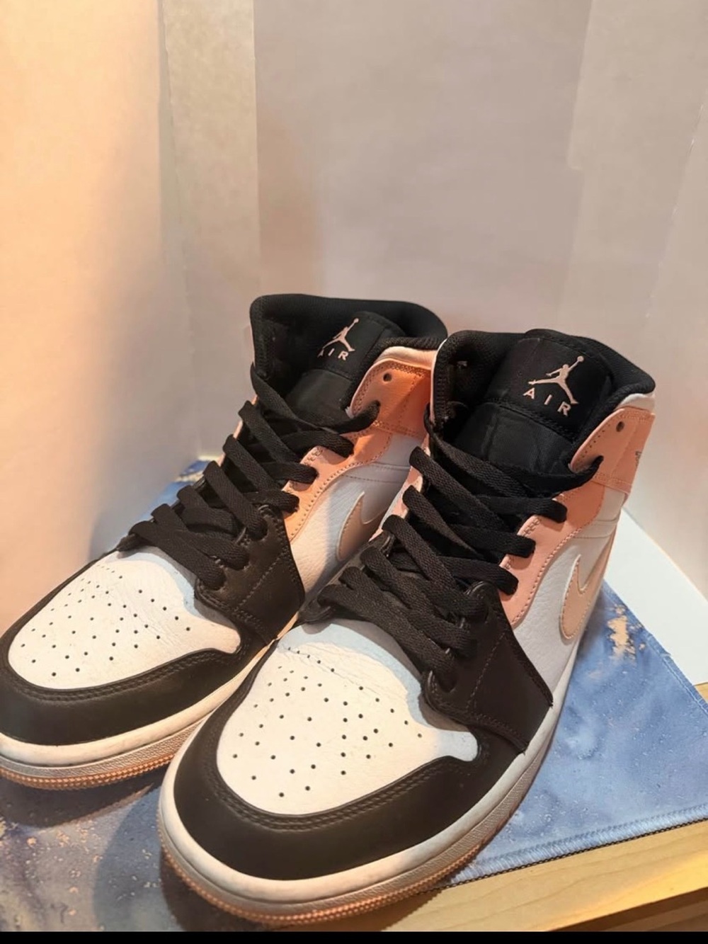 Air Jordan 1 Mid Crimson Tint Size 9M, 10.5W